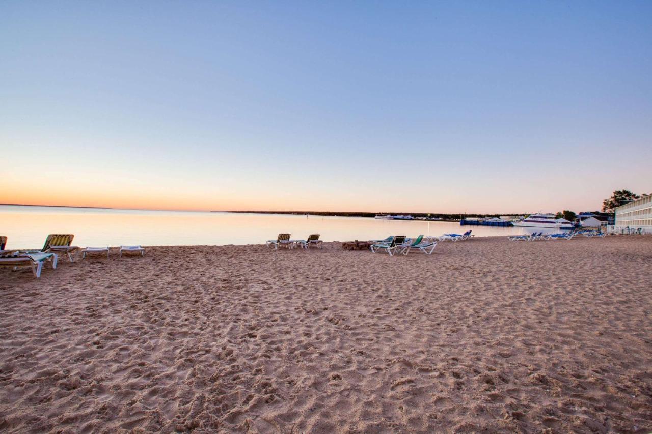 Super 8 Beachfront By Wyndham Mackinaw City, Mi Ngoại thất bức ảnh
