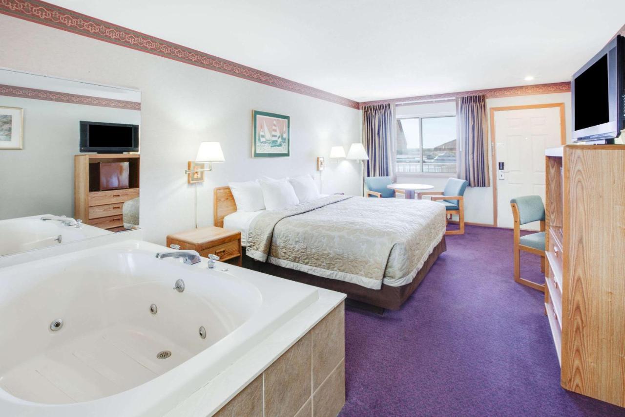 Super 8 Beachfront By Wyndham Mackinaw City, Mi Ngoại thất bức ảnh