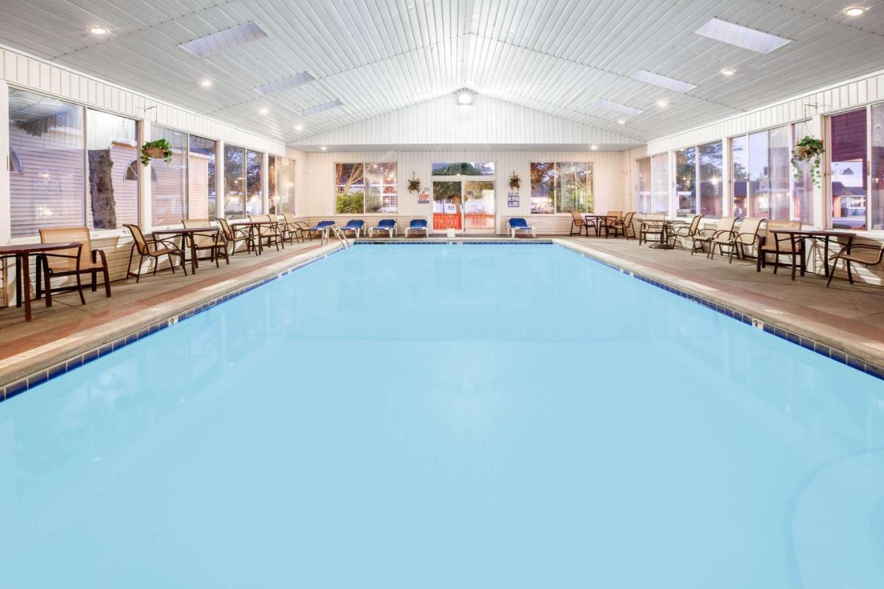 Super 8 Beachfront By Wyndham Mackinaw City, Mi Ngoại thất bức ảnh