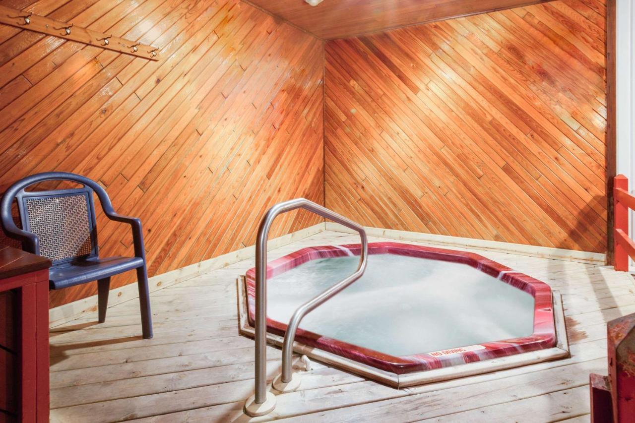 Super 8 Beachfront By Wyndham Mackinaw City, Mi Ngoại thất bức ảnh
