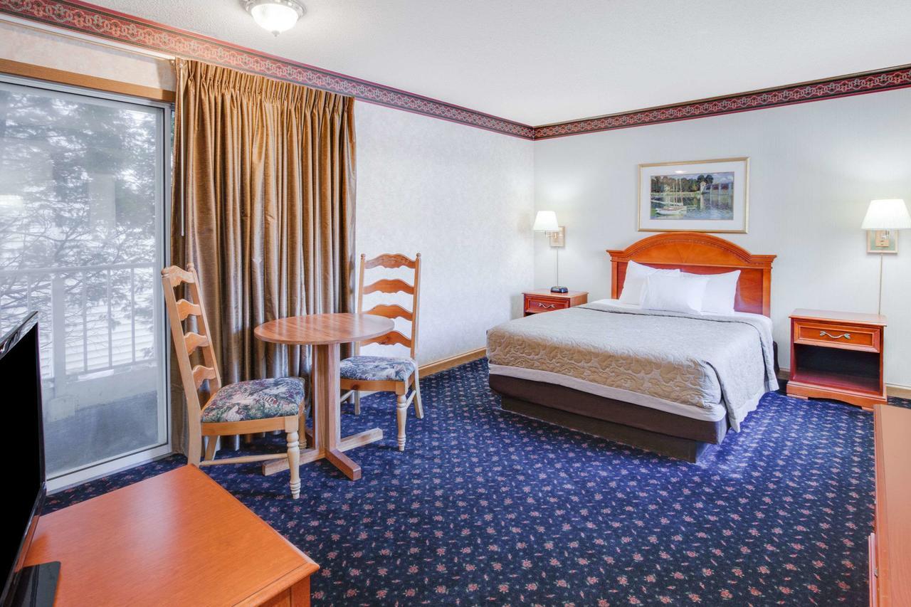 Super 8 Beachfront By Wyndham Mackinaw City, Mi Ngoại thất bức ảnh